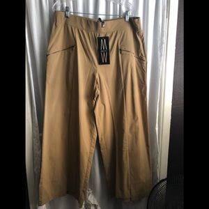 NWT Cropped pants